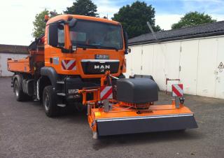 Sommerdienstgeräte Straßenkehrmaschinen Anbau-Kehrmaschinen Dücker FKM 2700