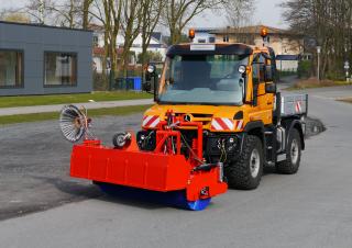 Sommerdienstgeräte Straßenkehrmaschinen Anbau-Kehrmaschinen Dücker FKM 2700