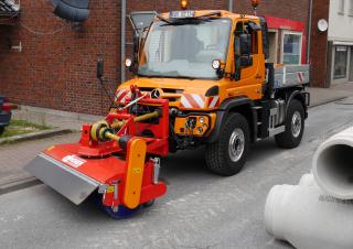Sommerdienstgeräte Straßenkehrmaschinen Anbau-Kehrmaschinen Dücker FKM 2700