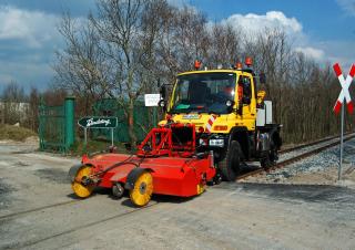 Sommerdienstgeräte Straßenkehrmaschinen Anbau-Kehrmaschinen Dücker FKM 2700