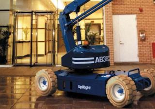 Gelenk Arbeitsbühnen Gelenkarbeitsbühnen auf Rädern UpRight AB 38 W