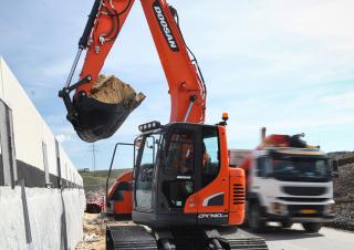 Raupenbagger Doosan DX140LCR-3