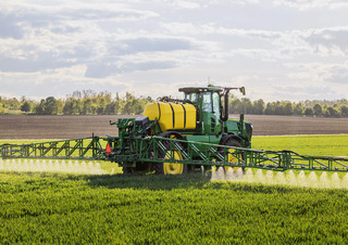 Selbstfahrende Feldspritzen John Deere R4140i 