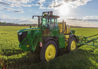 Selbstfahrende Feldspritzen John Deere R4140i 