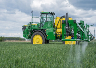 Selbstfahrende Feldspritzen John Deere R4140i 