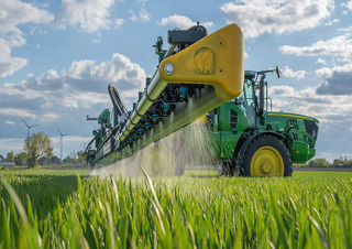 Selbstfahrende Feldspritzen John Deere R4150i