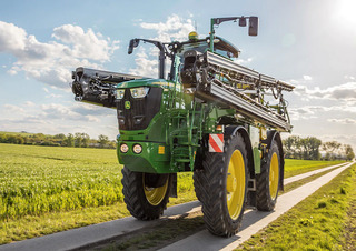 Selbstfahrende Feldspritzen John Deere R4150i