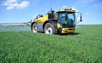 Selbstfahrende Feldspritzen Challenger RoGator 655