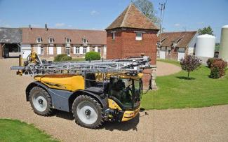 Selbstfahrende Feldspritzen Challenger RoGator 655