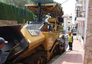 Straßenfertiger auf Ketten Caterpillar AP655D