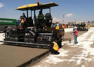 Straßenfertiger auf Ketten Caterpillar AP655F