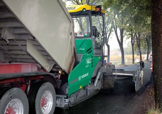 Straßenfertiger auf Ketten Vögele Super 1800-3i