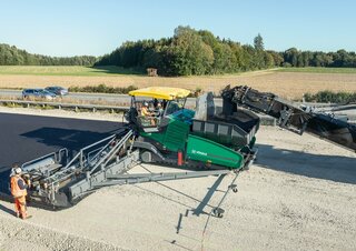 Straßenfertiger auf Ketten Vögele Super 3000-3i
