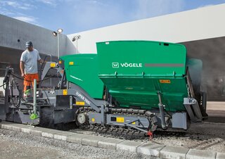 Straßenfertiger auf Ketten Vögele Super 700i