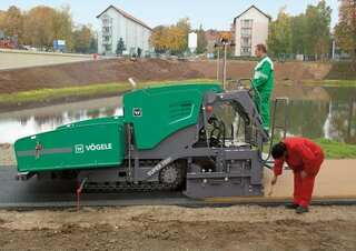 Straßenfertiger auf Ketten Vögele Super 700i