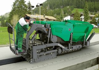 Straßenfertiger auf Ketten Vögele Super 700i
