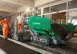Straßenfertiger auf Ketten Vögele Super 700i