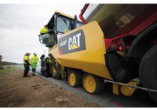 Straßenfertiger auf Rädern Caterpillar AP600F