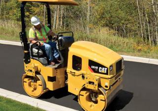 Walzen Tandem-Vibrowalzen Caterpillar CB24B