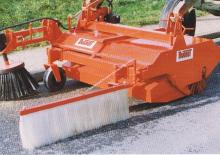 Anbau-Kehrmaschinen Bugnot BR 120