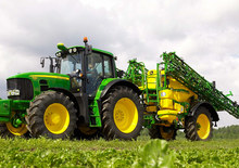 Anhänge-Feldspritzen John Deere 832