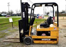 Frontstapler Elektro Caterpillar FC 40