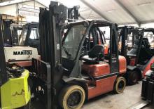 Frontstapler Treibgas Nissan UGD 02 A 30 PQ