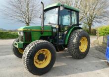 Hinterrad-Traktoren John Deere 5400 N