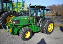 Kommunale Schlepper John Deere 5615 V