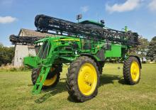 Selbstfahrende Feldspritzen John Deere 4830