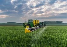 Selbstfahrende Feldspritzen John Deere R4050i