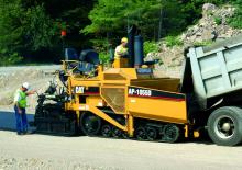 Straßenfertiger auf Ketten Caterpillar AP1055D