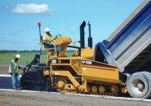 Straßenfertiger auf Ketten Caterpillar AP650B