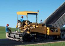 Straßenfertiger auf Ketten Caterpillar AP755