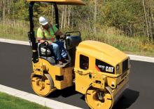 Tandem-Vibrowalzen Caterpillar CB24B